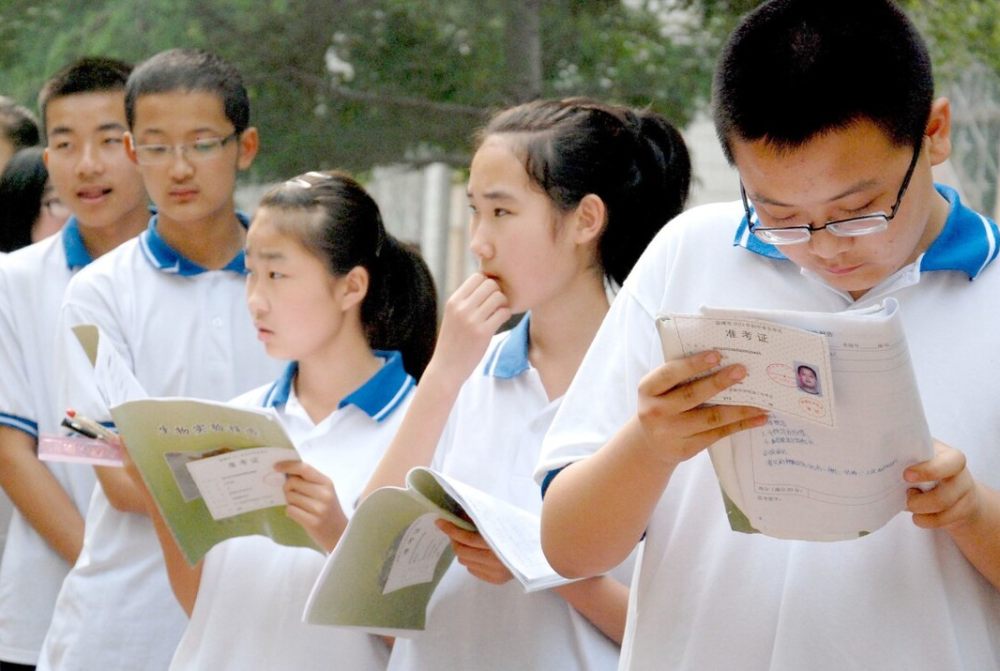 經(jīng)典學(xué)生與現(xiàn)代學(xué)生，小巷深處的獨特風(fēng)味探索