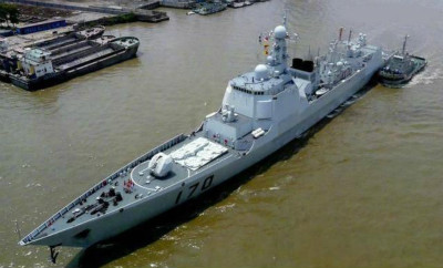 中國最新驅(qū)逐艦，破浪前行的自信與成就感之旅